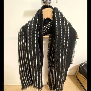 Oak and fort black and white blanket scarf
